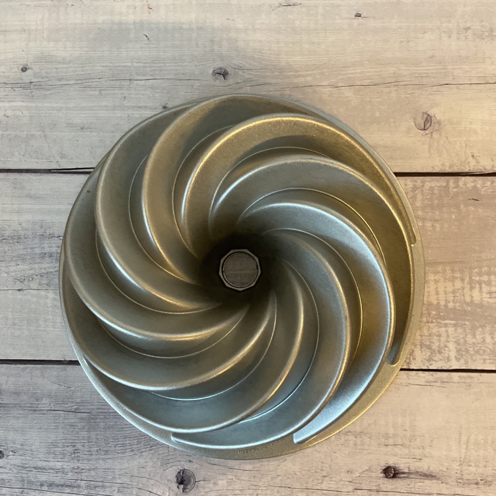 Nordic Ware Heritage Bundt Pan 10 Cup Cast Aluminum Swirl Cake Mold USA Made